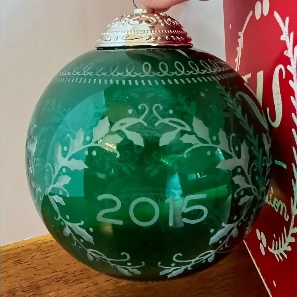 HALLMARK KEEPSAKE “2015” GLASS CHRISTMAS ORNAMENT